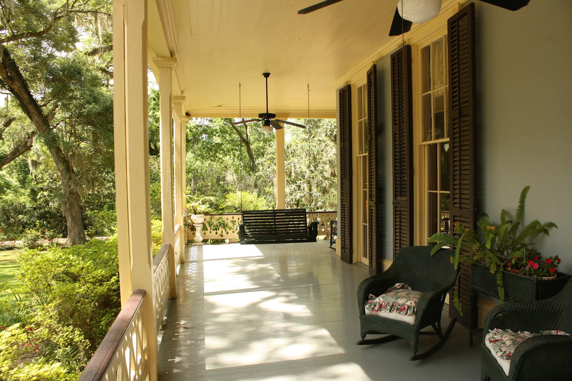 porch-186402_1920.jpg